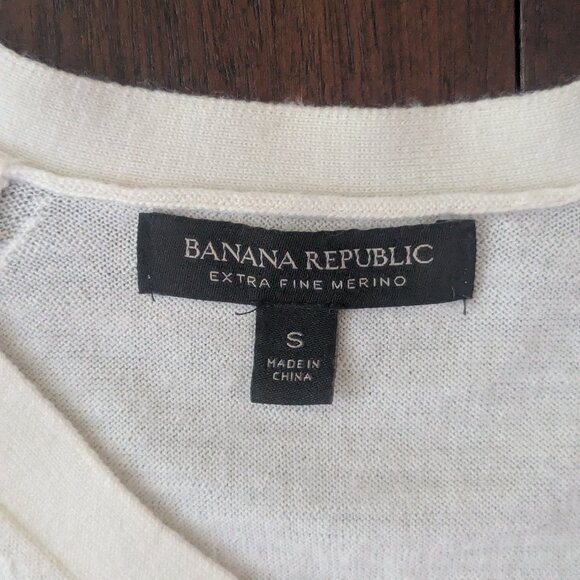 Banana Republic 100% Merino Wool V-Neck Sweater Size Small Cream w/ Navy Stripe - Picture 4 of 9